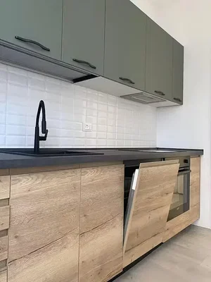 Cuisine; électroménager, parquet, rénové, lumière naturelle