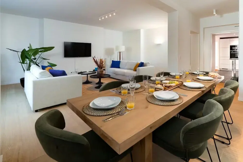 Soggiorno; luce naturale, stile moderno, pavimento in legno