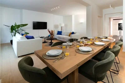 Soggiorno; luce naturale, stile moderno, pavimento in legno