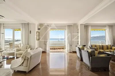 Sala de estar; vista, chão de azulejo, luz natural