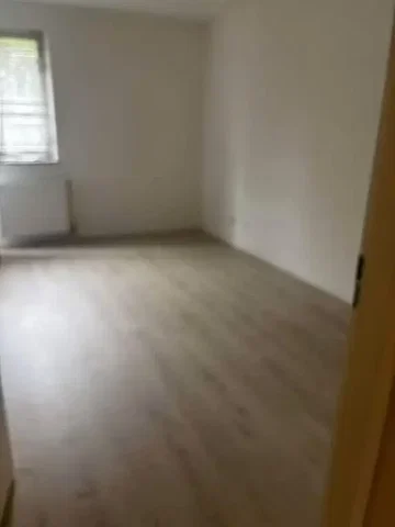 Ostalo; naravna svetloba, lesena tla