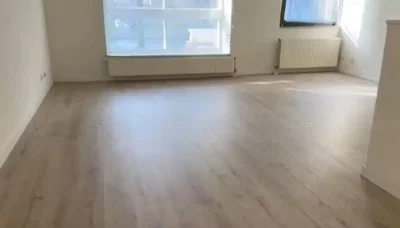 Wohnzimmer; holzboden, tageslicht
