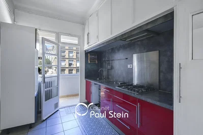 Cozinha; chão de azulejo, luz natural, eletrodomésticos