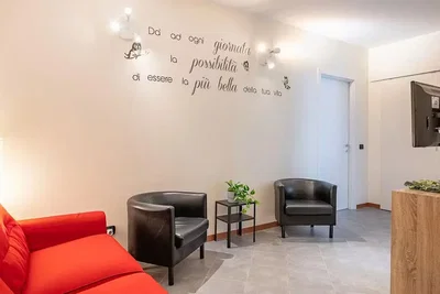Salon; carrelage, lumière naturelle, style moderne