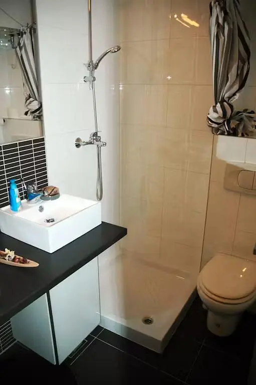 Toilettes; carrelage, lumière naturelle