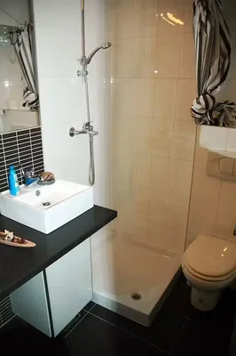 Toilettes; carrelage, lumière naturelle