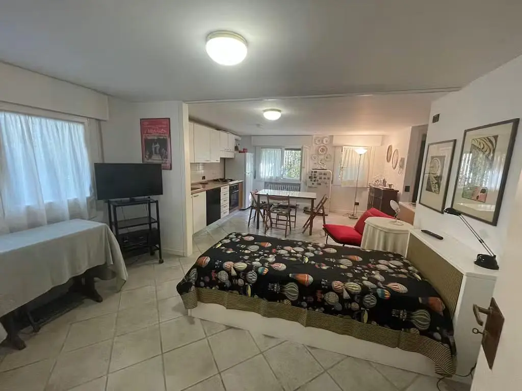 Quarto; chão de azulejo, luz natural