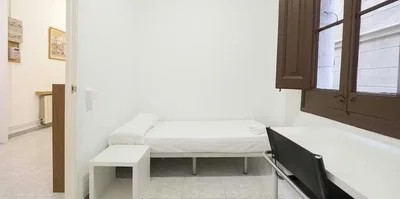Quarto; luz natural, chão de azulejo