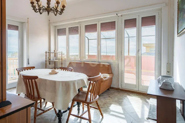 Salón; luz natural, suelo de baldosas