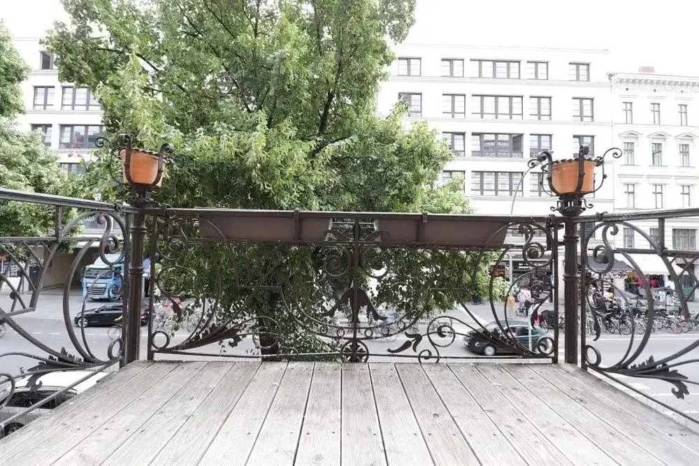 Балкон; дървен под, гледка