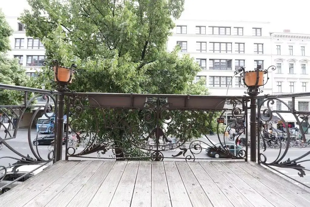 Балкон; дървен под, гледка
