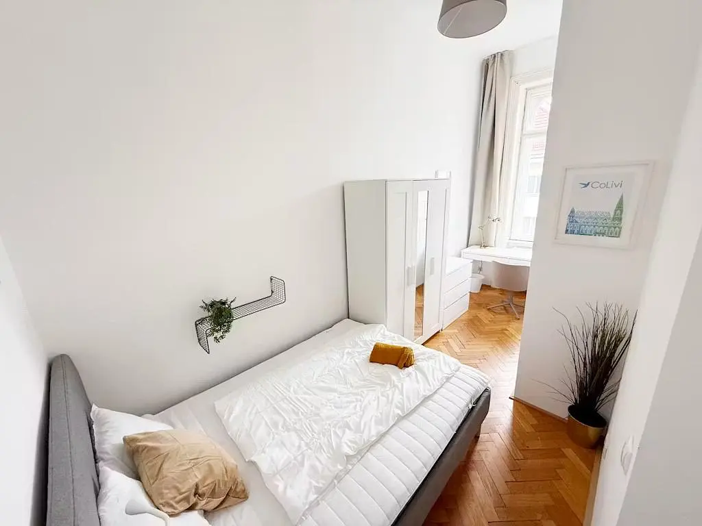 Quarto; chão de madeira, luz natural
