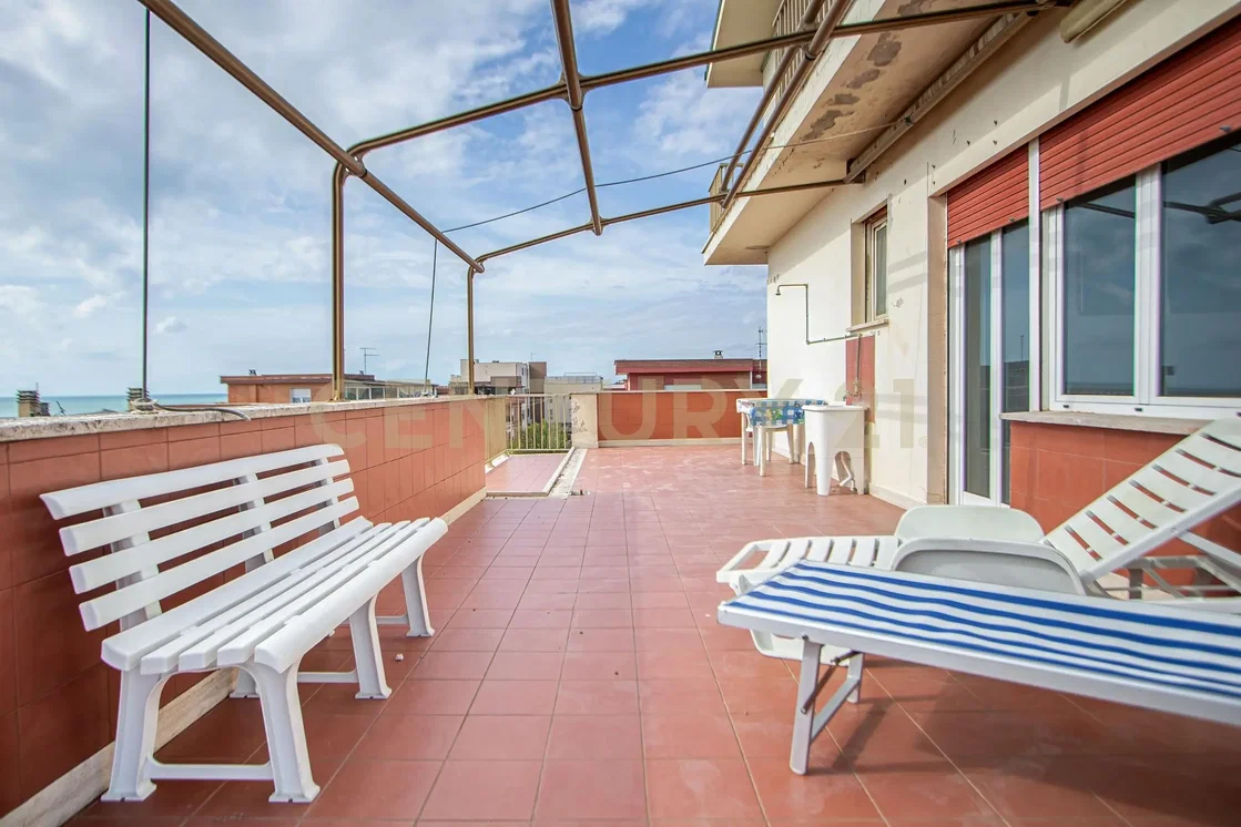 Terrazza; vista, pavimento in piastrelle, luce naturale