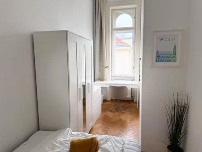 Quarto; luz natural, chão de madeira