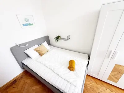 Quarto; chão de madeira, luz natural