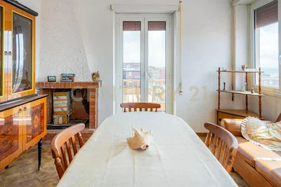 Soggiorno; pavimento in legno, camino, luce naturale, vista
