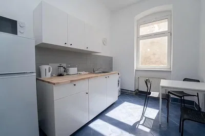 Kuchyňa; kuchynské spotrebiče, dlažba, prirodzené svetlo