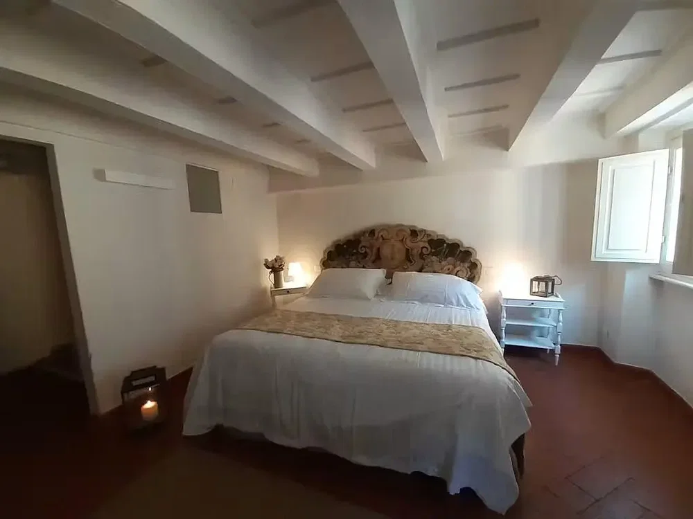 Chambre; lumière naturelle, poutres en bois