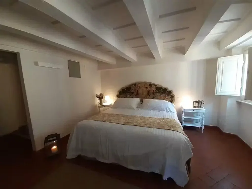 Chambre; lumière naturelle, poutres en bois