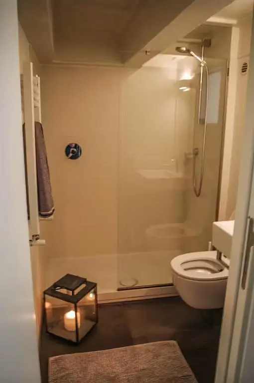 Salle de bain; carrelage, lumière naturelle, rénové