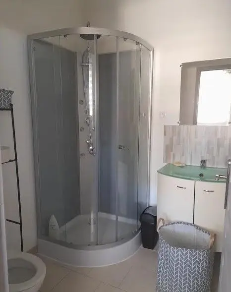 Badezimmer; fliesenboden, tageslicht