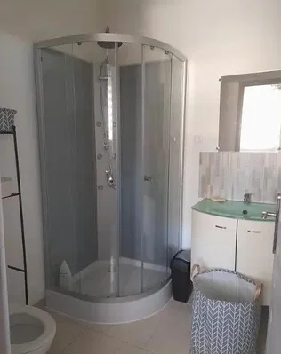 Badezimmer; fliesenboden, tageslicht