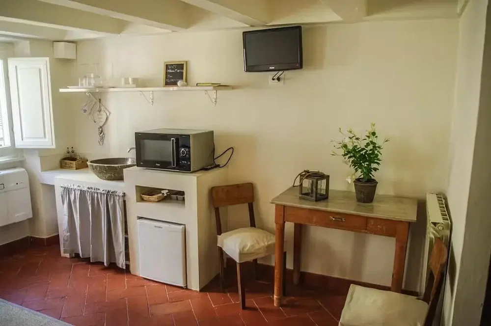 Cuisine; électroménager, carrelage, lumière naturelle