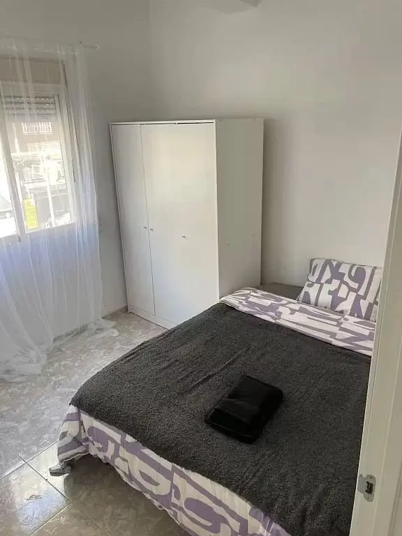 Quarto; chão de azulejo, luz natural
