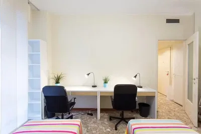 Quarto; luz natural, chão de azulejo