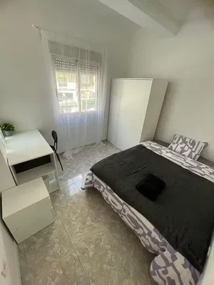 Quarto; chão de azulejo, luz natural