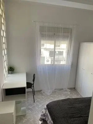 Dormitorio; suelo de baldosas, luz natural