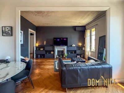 Sala de estar; chão de madeira, lareira, luz natural, estilo rústico