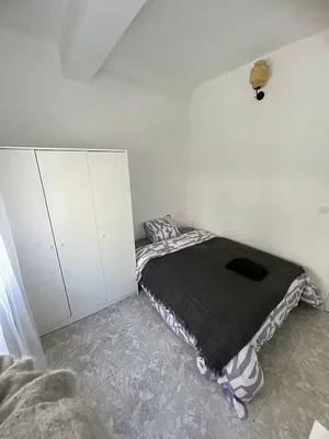 Dormitorio; suelo de baldosas, luz natural