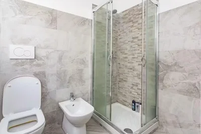 Toilettes; carrelage, rénové, lumière naturelle