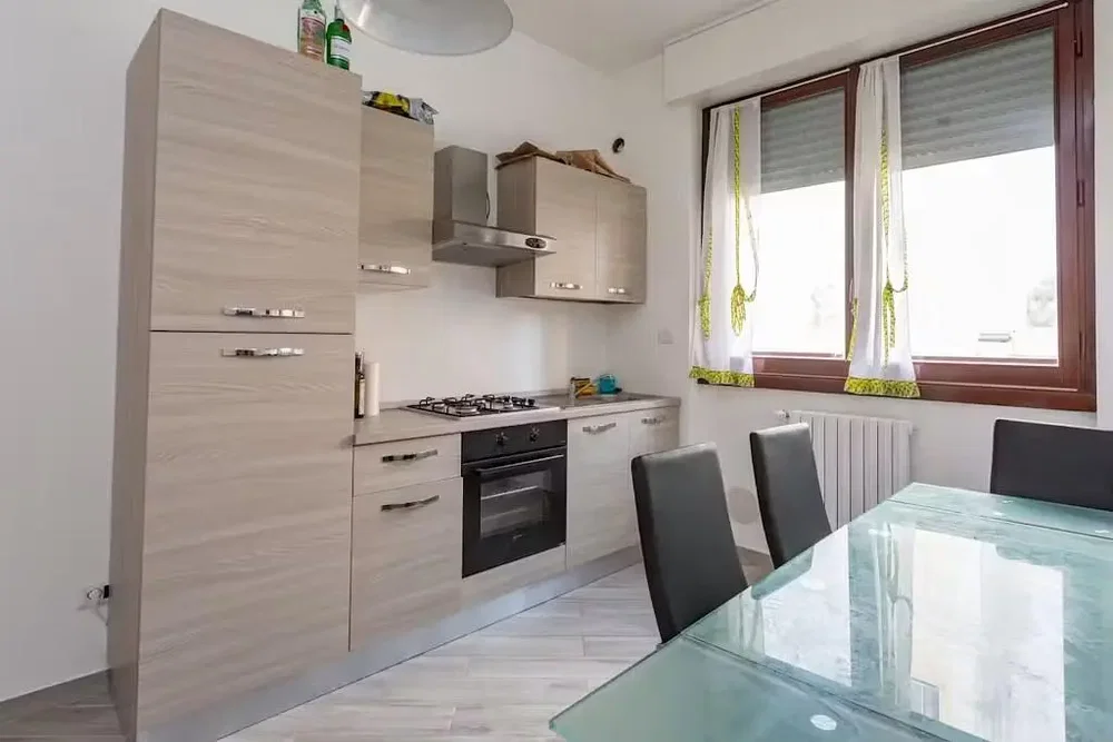 Cuisine; électroménager, lumière naturelle, carrelage