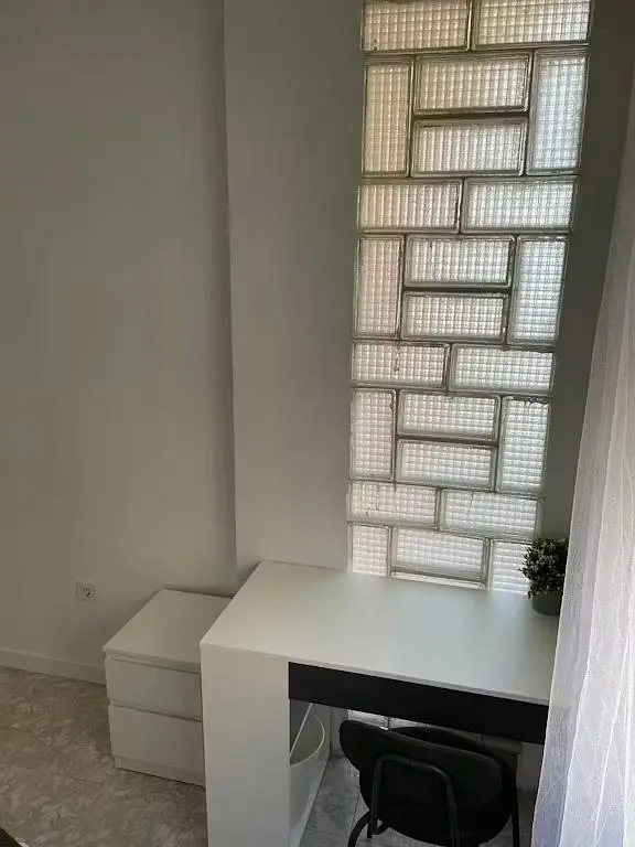 Outro; luz natural, chão de azulejo