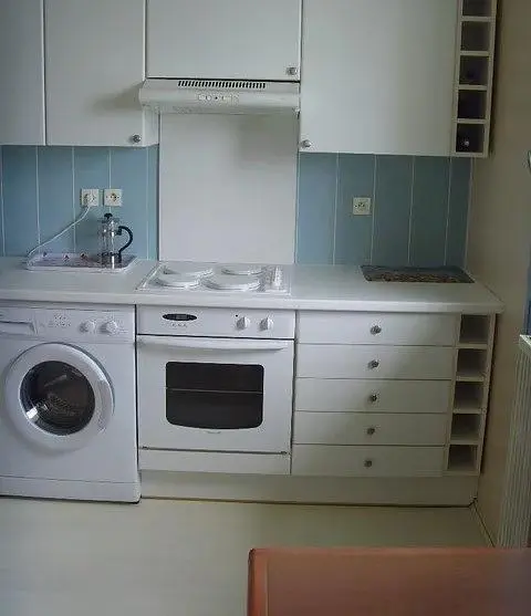 Cucina; elettrodomestici, pavimento in piastrelle