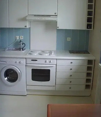 Cucina; elettrodomestici, pavimento in piastrelle