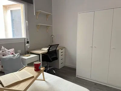 Camera da letto; luce naturale, pavimento in legno, stile moderno