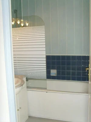 Bagno; pavimento in piastrelle, travi in legno, ristrutturato, luce naturale