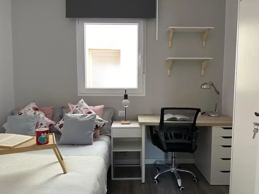 Camera da letto; luce naturale, pavimento in legno