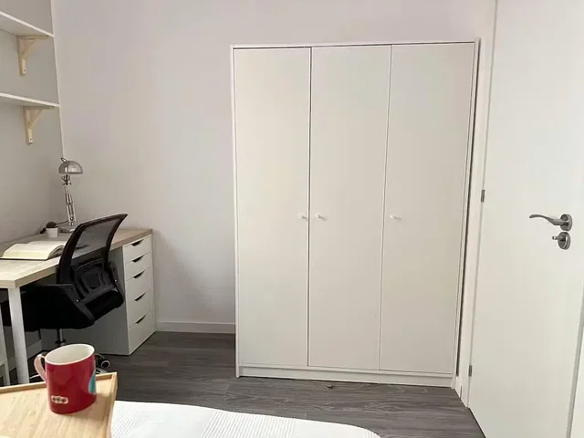 Camera da letto; pavimento in legno, luce naturale