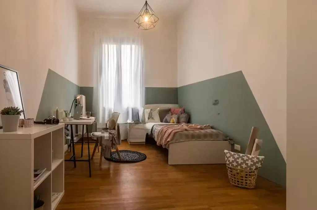 Quarto; luz natural, chão de madeira