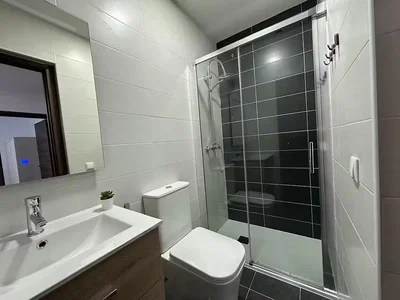 Casa de banho; chão de azulejo, renovado, luz natural
