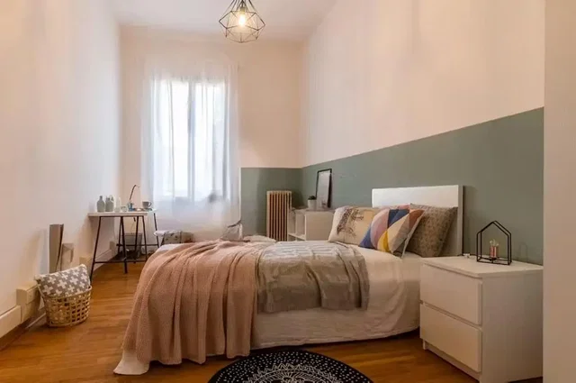 Quarto; luz natural, chão de madeira