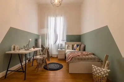 Quarto; chão de madeira, luz natural, estilo moderno