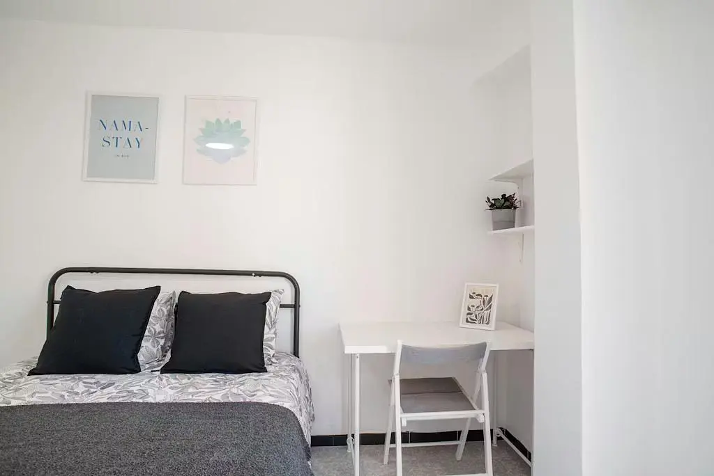 Camera da letto; luce naturale, stile moderno