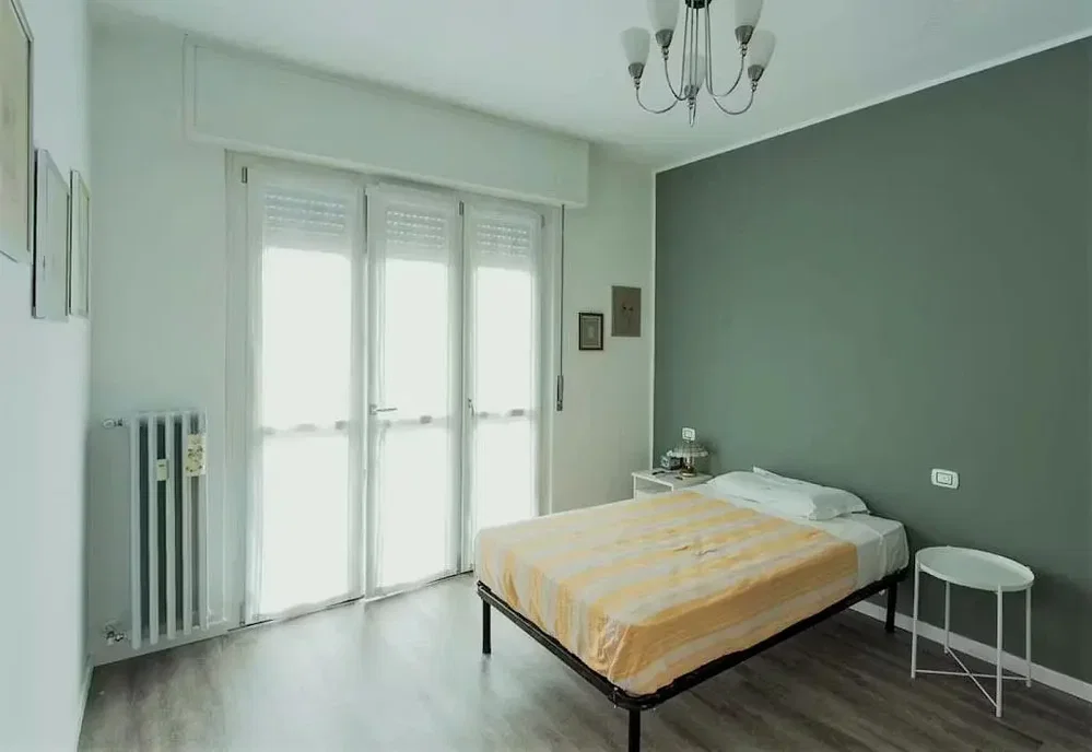 Camera da letto; pavimento in legno, luce naturale
