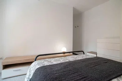 Camera da letto; luce naturale, pavimento in legno