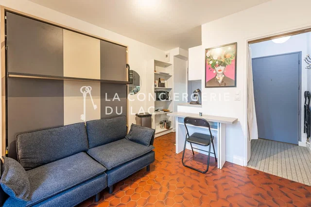 Sala de estar; chão de azulejo, luz natural, estilo moderno